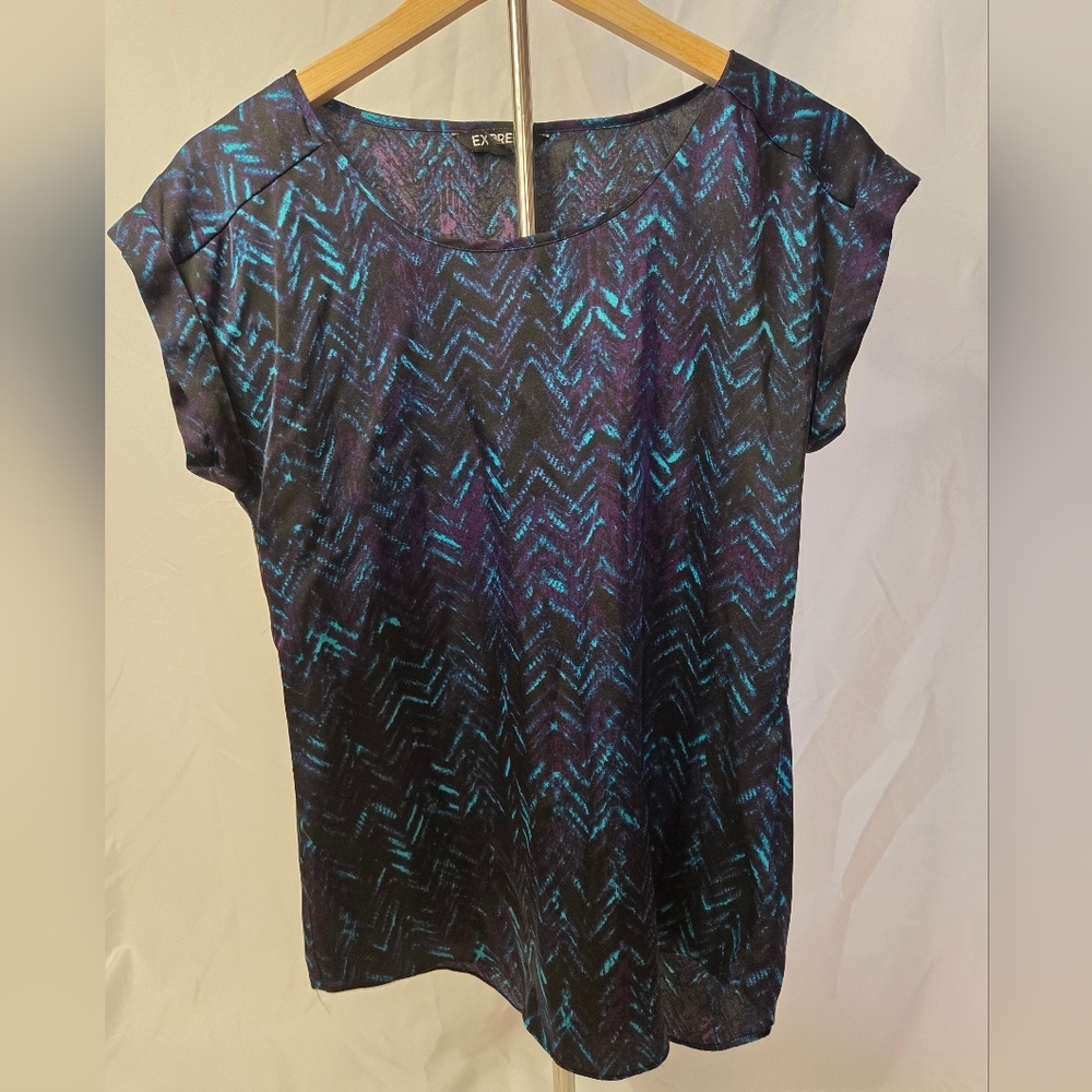Express XS Women’s Chevron Print Short Sleeve Blouse Top